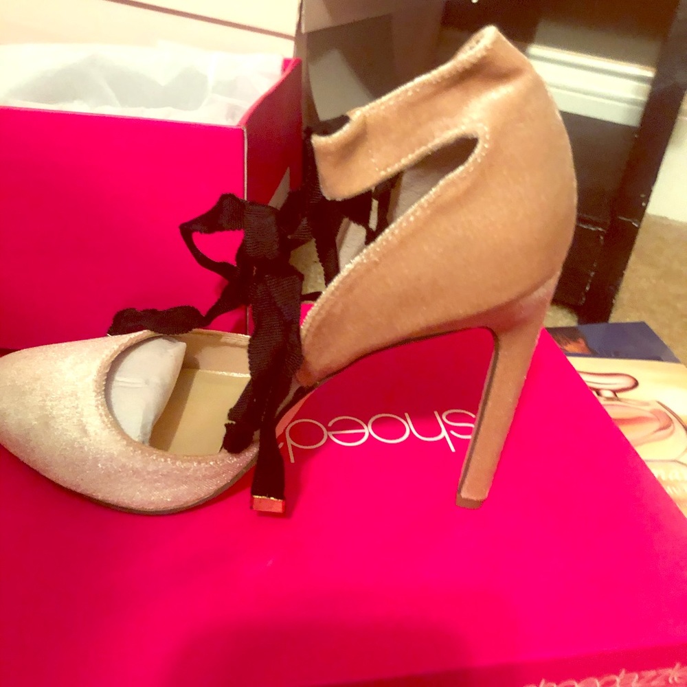Velvet high heel that ties up
